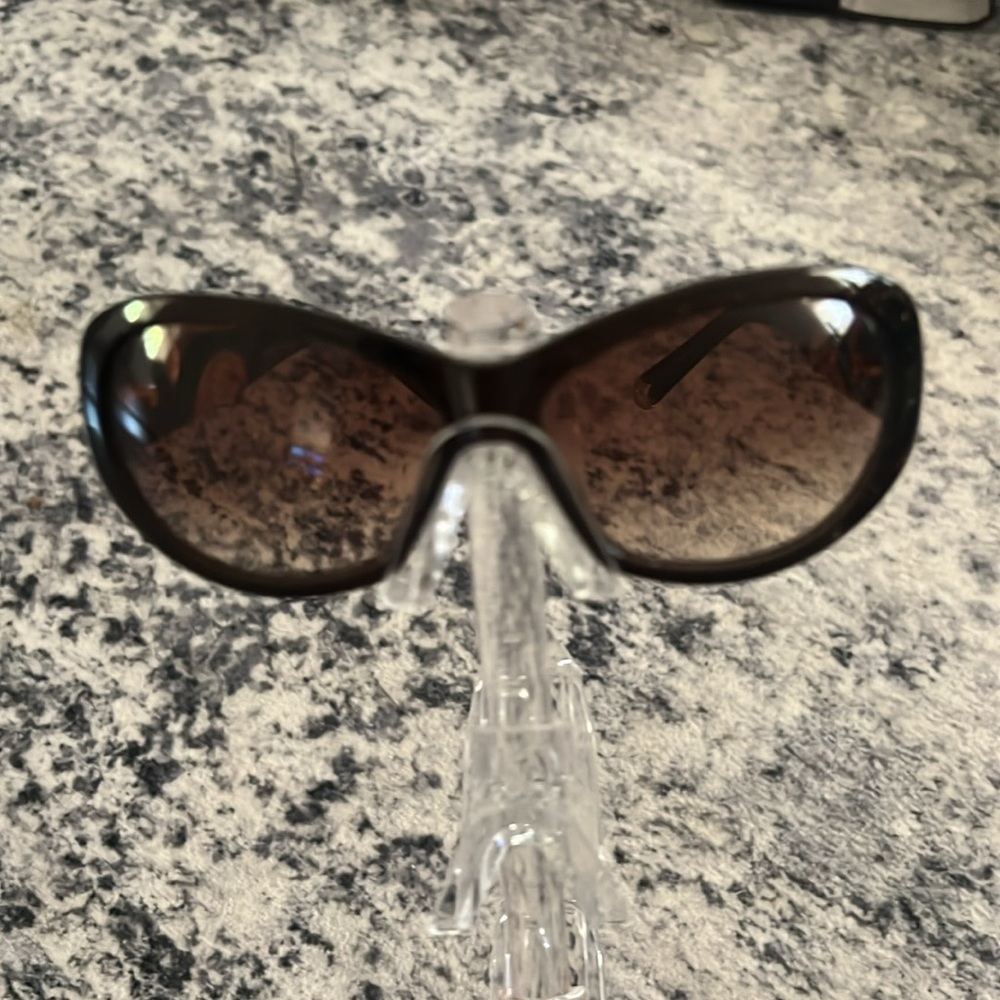 Chic Black Sunglasses with Gold Accents - Picture 4 of 4